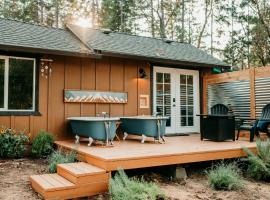 Triple Nickel Pines Cabins, hotell med basseng i Grants Pass