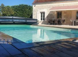 Longère avec Piscine Couverte Chauffée privative de Avril à Septembre, hotel in Luzillé