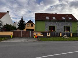 Nový a krásný apartmán v blízkosti Košťálova, hotel v destinaci Jenčice