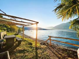 Boho Lake House - Private Beach 600m from the property - Free Parking - Home Cinema Room, pet-friendly hotel in Vira