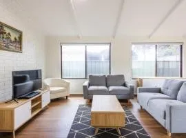 Cabana Feliz Yamba, Pet Friendly Cottage