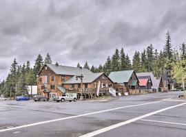 Inviting Mt Hood Cabin with Porch 1 Mi to Skibowl!, hotell i nærheten av Cascade i Government Camp