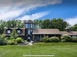 Hillside Estate - 14 Acre Waterfront Log home on Lake Champlain, vacation home in Grand Isle