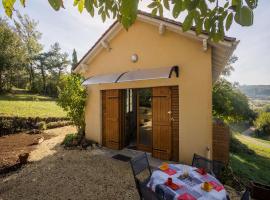 Tasteful holiday home in Marnac with garden, hotell i Marnac