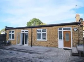 The Lodge - Newly Refurbished Suite with Dedicated Office Space