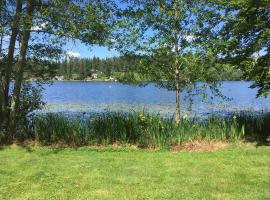Lakefront Bungalow! 35 Miles To Mt Rainier!, vacation rental in Eatonville