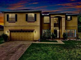 Beautiful and Spaces 5 Bedroom Home Close to Disney, hotel with parking in Kissimmee