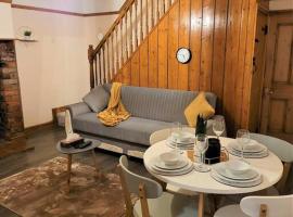 Nice 4-bedroom vacation home with indoor fireplace，惠靈頓的飯店