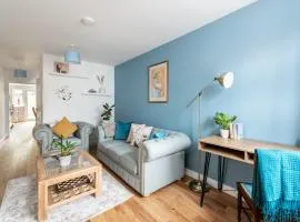 Dunstan House Luxury Holiday Home with free parking