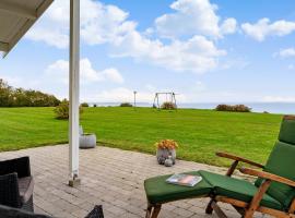 Remarkable 2-Bed Beach House 12J, feriebolig i Brenderup