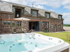Coed farm-hot tub-sleeps 12-near Brecon, feriebolig i Brecon
