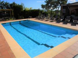 Villa Sitges Soledad 15 minutes drive from Sitges XXL swimming pool 12 p, hôtel à Olivella