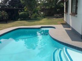 Welcoming One Bedroom Flatlet with Pool, hotel in Pietermaritzburg
