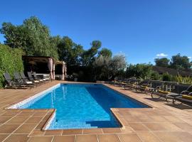 Villa Sitges Ilusión 15 minutes by car from Sitges Sleeps 16 people XXL swimming pool, kotedžas mieste Olivella