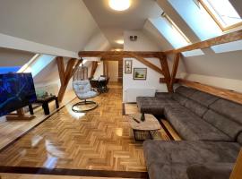 La Luna Rustic Deluxe Apartment with Free Jacuzzi, Bikes & Covered Parking, five-star hotel in Našice