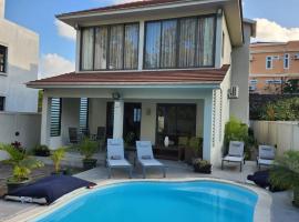 luxury cheerful 4 bedrooms villa in Calodyne, hotel sa Calodyne