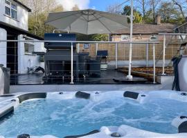 Tollgate House - Luxury Cozy Cottage - HUGE Hot Tub - Alton Towers, familiehotel in Cheadle