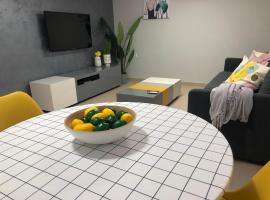 Carmel Beach Luxury Apartment, hotel in Haifa