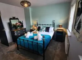 The Farrier's 3 bedroom comfy and cosy bolt hold close to Cannock town centre