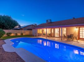 Large Pool With Diving Board, Remodeled 3bdrm, Near State Farm STDM and More!, hôtel à Peoria