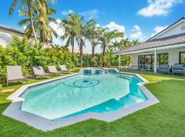 Miami Oasis with Lakefront Beach Jacuzzi and Golf L56, beach hotel in Tamiami