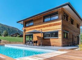 Superb chalet with pool - Welkeys, hotel sa parkingom u gradu Alex