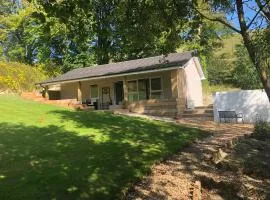 THE HIDEOUT, a Detached Lodge, Hot Tub, Heating, WiFi & Parking