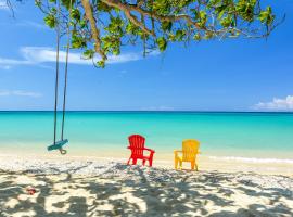 Sand and Tan Beach Hotel, hotel in Ocho Rios