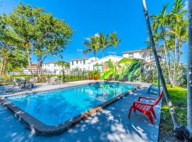 Renovated Apts with Kitchen, Fast WiFi, Smart TV, Roku & Pool Onsite 4 mi to Surfside Beach, hotell i North Miami