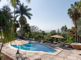 Casa Galeana- Tropical 1-BD 1-WC Mountain Top Luxury Suite with Stunning Views, villa i Ajijic