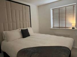 Hawk House - Furnished Accommodation, hotel with parking in Hatfield