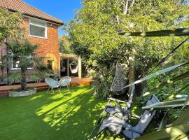 Luxury Oriental Home with Exotic Garden & Free Parking, hotel sa West Derby