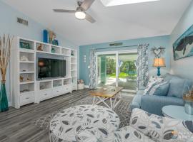 Relaxing Beach Home with Fire Pit and Private Fenced Yard STEPS from the Sand!, cabaña o casa de campo en New Smyrna Beach