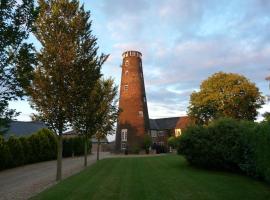 The Old Mill, 7 storey,, dog friendly outdoor pool & bbq, hotel in Stoke Ferry