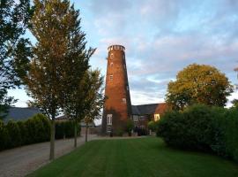 The Old Mill, 7 storey,, dog friendly outdoor pool & bbq，Stoke Ferry的有停車位的飯店