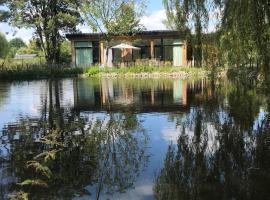 Trendy chalet aan visvijver, cabin sa Hamme