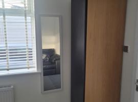 No 5 Decent Homes ( Luxury Extra-large bedroom), homestay in Ashton under Lyne