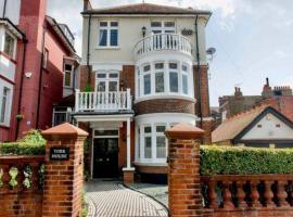 3 Bedroom Spacious Seaside Apartment with Estuary Views, hotel in Southend-on-Sea