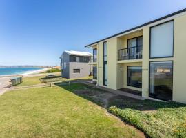 South Seas 5- Absolute Beachfront Wifi Views, holiday home in Port Elliot