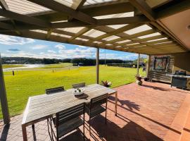 Perfect weekend getaway plus golf at your doorstep, apartamento em Salamander Bay