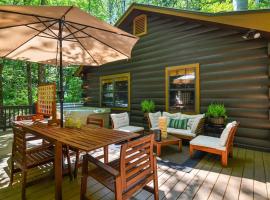Peaceful nature getaway- with HOT TUB & fire pit, hotel in Blue Ridge
