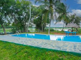 Lake Edge Holiday Inn