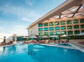 Mövenpick Grand Al Bustan, boutique hotel in Dubai
