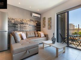 High-End central APT with comfy BED & Super WIFI by 360 Estates, apartment in San Ġwann