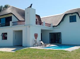 Whole House! Sleeps 6 with Solar Power and Pool, villa em St Francis Bay