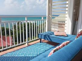 GRAND APPARTEMENT VUE SUR MER ST FRANCOIS (GUADELOUPE), hotel in Courcelles