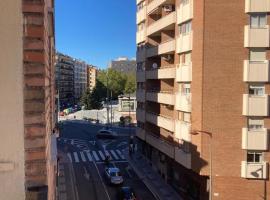 Habitación doble en apartamento de 3 habitaciones, B&B in Salamanca