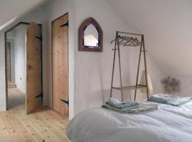 The Workshop- Eco Cottage by the Coastal Path, holiday home in Goodwick