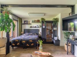 Jungle Stay in a Hidden Paradise, hotel with parking in Zwijndrecht