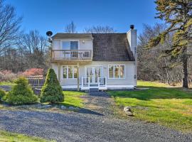 Peaceful Poconos Home with Lake and Pool Access!, hotel in Long Pond